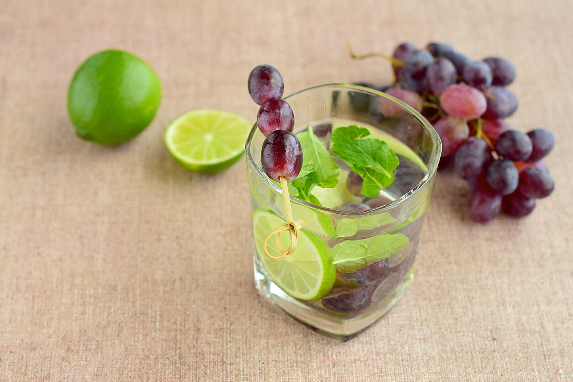 Water met munt, limoen druiven