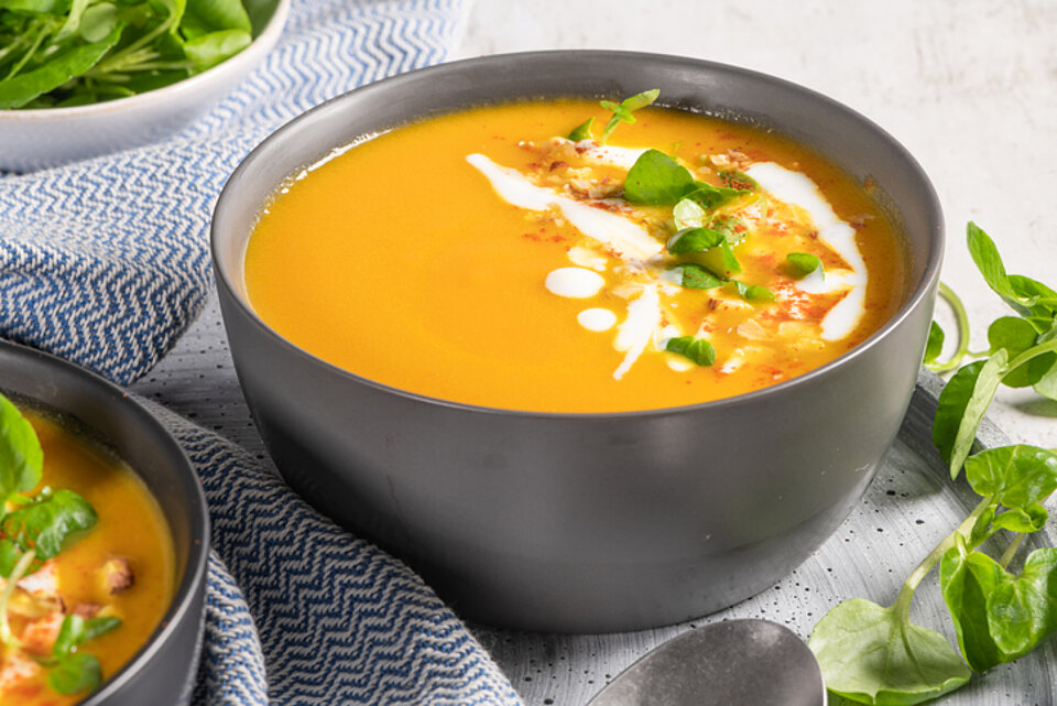 zoet aardappel maaltijdsoep kom met zoete aardappelsoep
