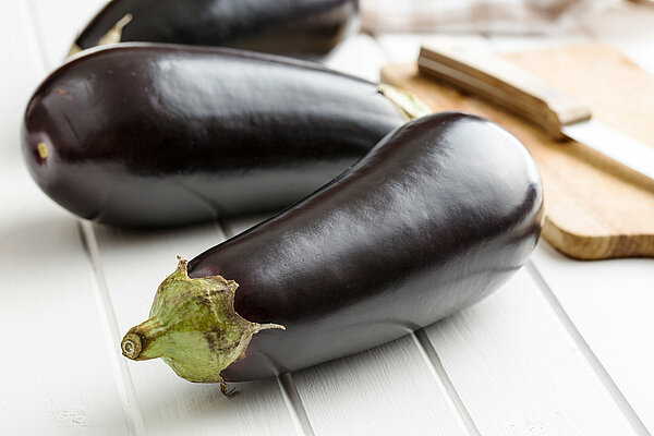 3 mooie aubergines op houten tafel