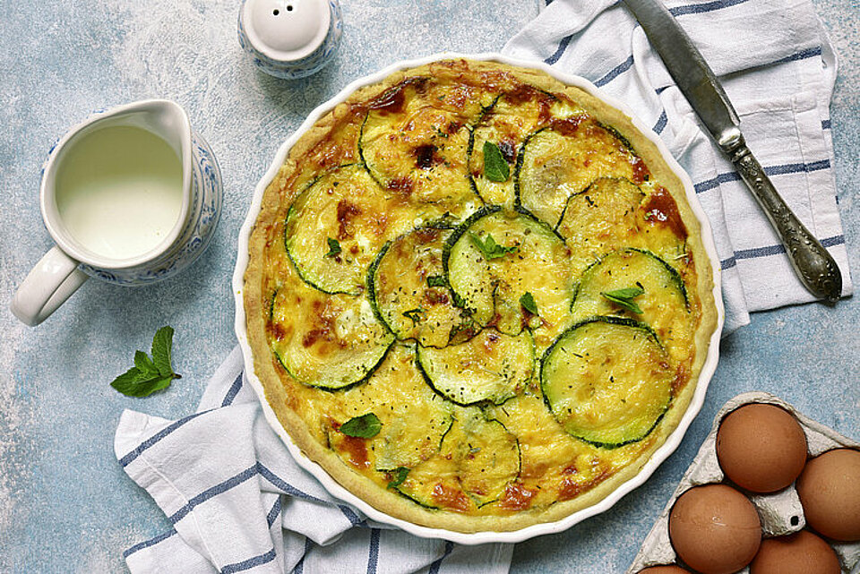Zo eet je genoeg eiwit Courgettequiche met zuivel en eieren