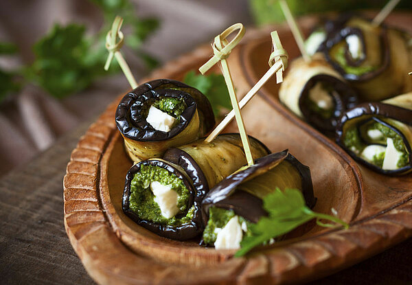 Auberginerolletjes met mozzarella op een schaal