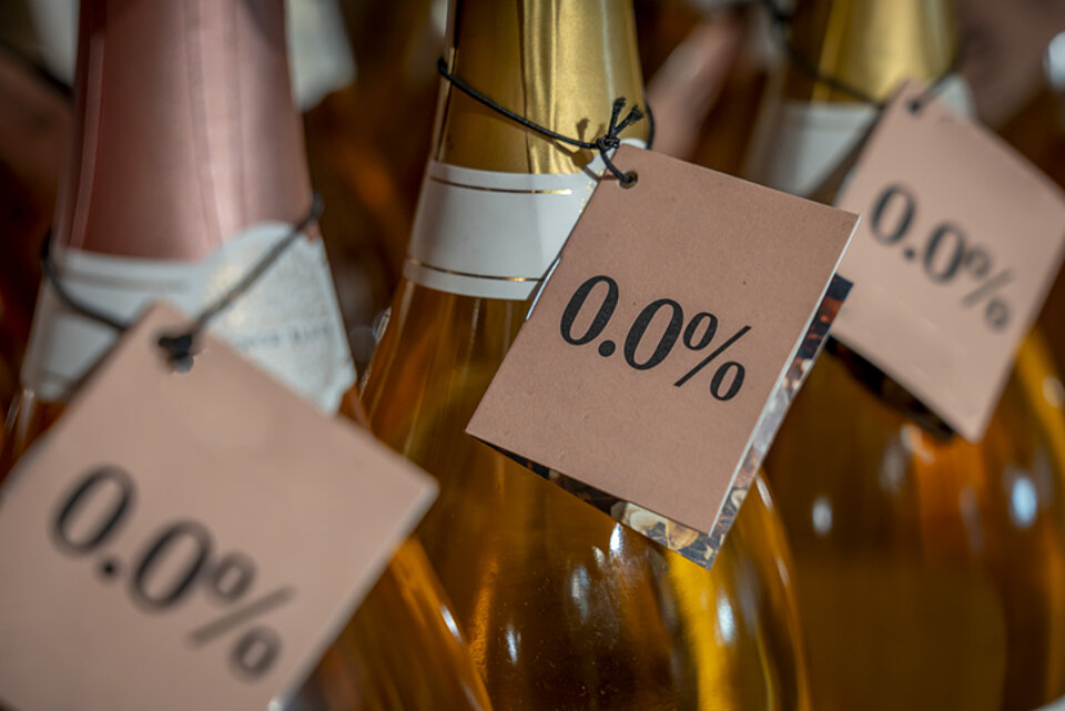 Waarom alcoholvrije wijn steeds logischer wordt wijnflessen met etiket 0%