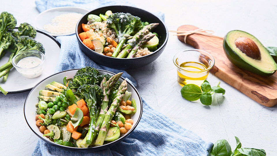 5 dingen die je moet weten as je plantaardig eet 2 kommen met salades van groenten en peulvruchten