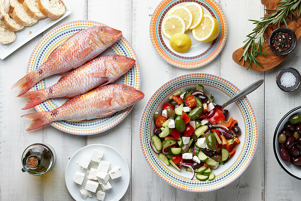 Mediterraan eten Voorbeelden van Mediterraan eten: vis, groente, olijfolie,noten