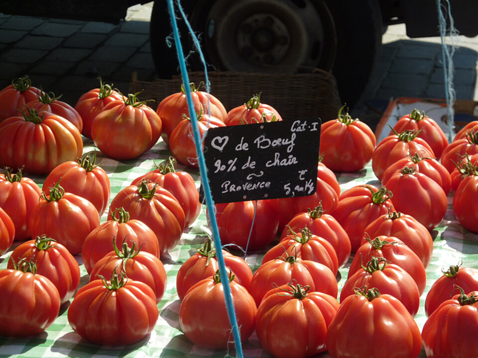 Ken jij de coeur du boeuf tomaat al? franse coeur du boeuf tomaten uitgestald