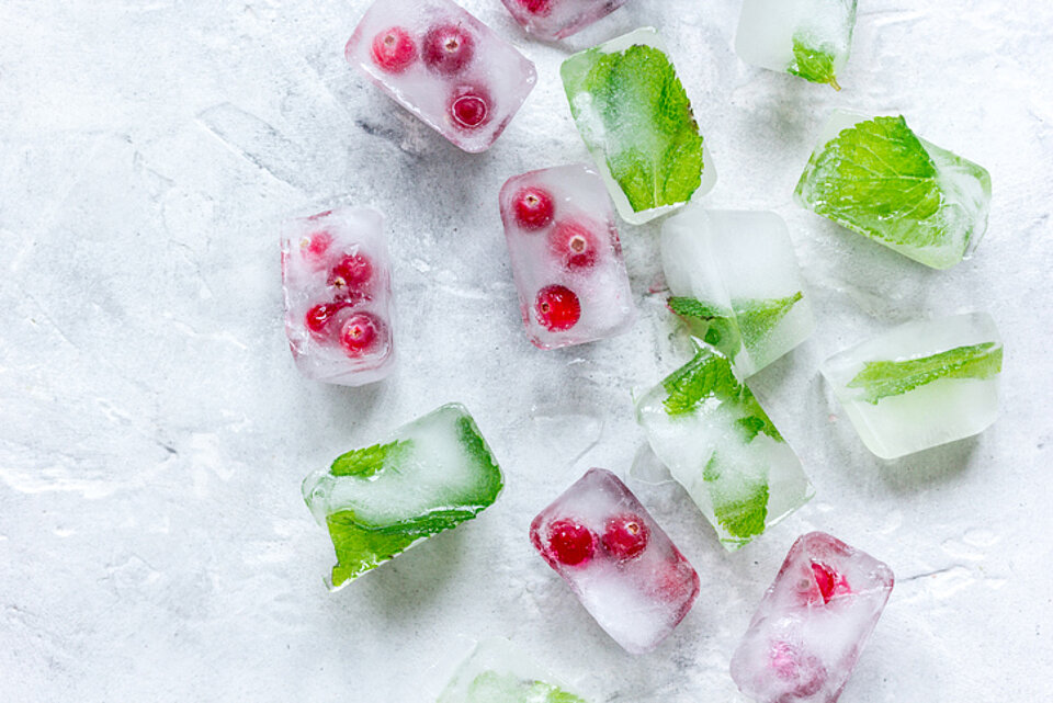 Fruitige ijsblokjes ijsblokjes met fruit en kruiden