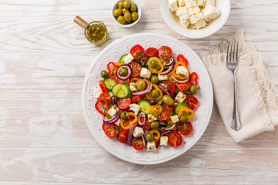 60 mediterrane recepten griekse salade op bord
