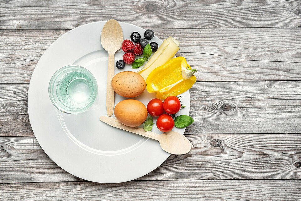 Eetrust Bord met eten in de vorm van een klok