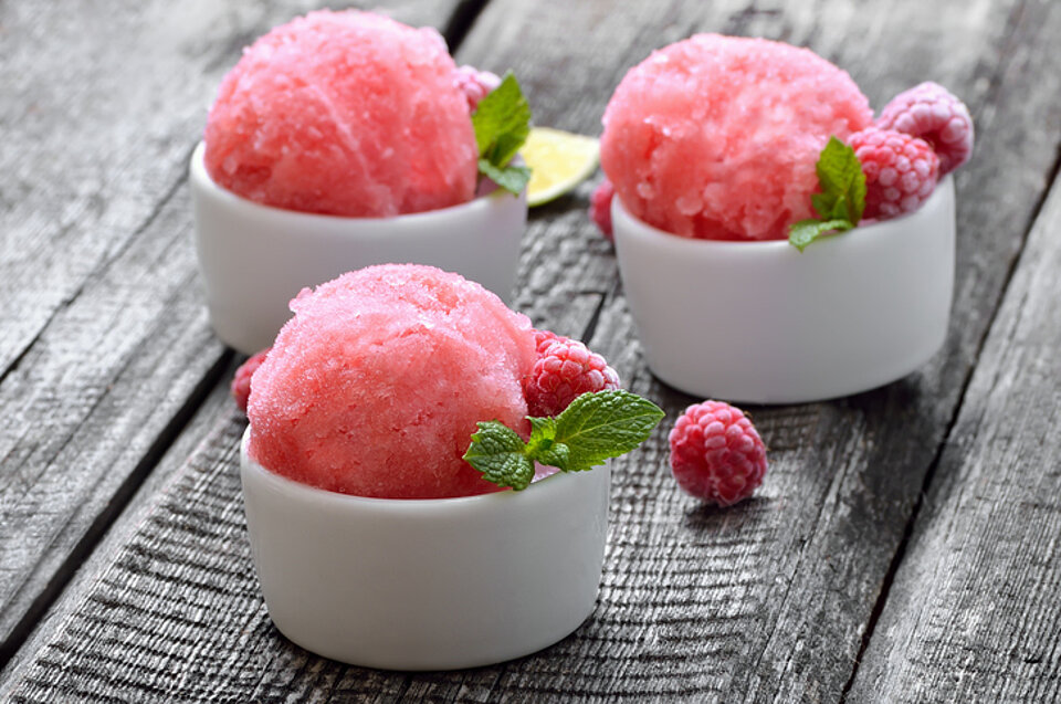 Zo wordt je zomerdag PuurGezond sorbetijs van zomerfruit in 3 kleine bakjes
