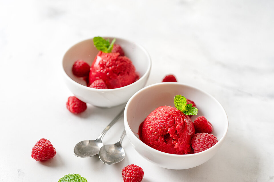 hoe maak je sorbetijs? 2 schaaltjes met frambozensorbet