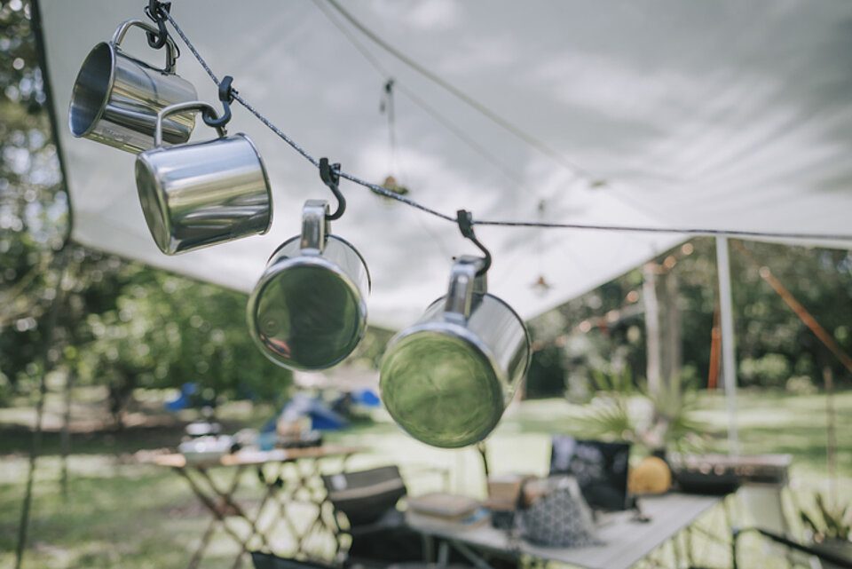 Campingkookuitrusting IJzeren mokken aan de waslijn