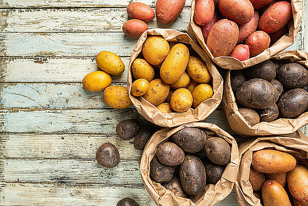 verschillende soorten aardappelen in zakken