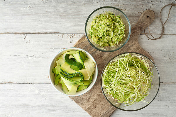 3 bakjes met gesneden courgette