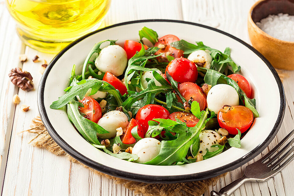 Zo bouw je een gezonde salade in 7 stappen gezonde salade op een bord