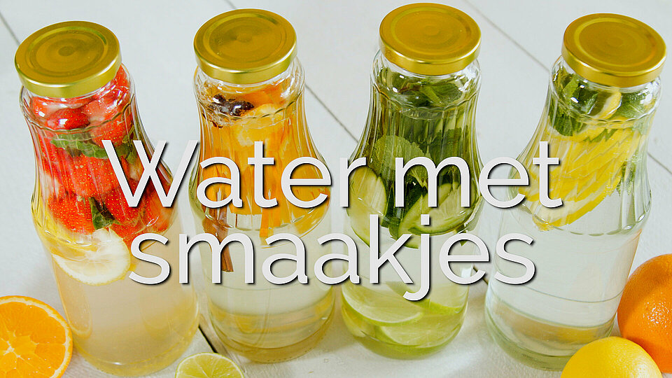 Hoe maakje water met een smaakje flessen water met een smaakje
