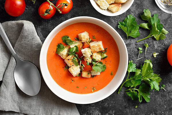 kom met koude tomatensoep - gazpacho met broodcroutons