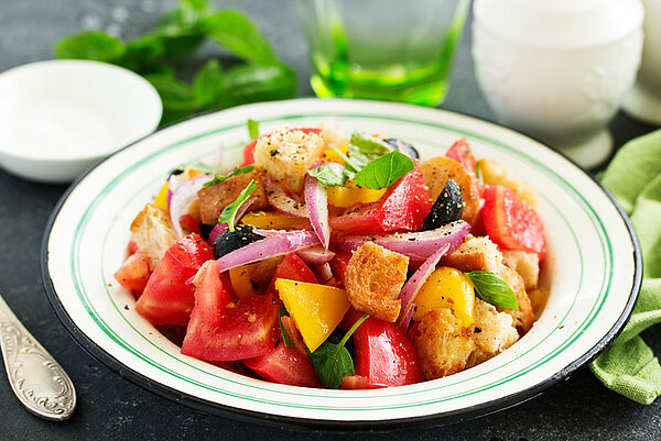 salade van brood met tomaten