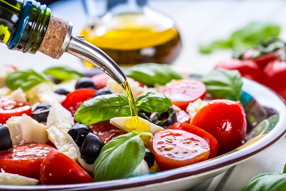 Alles over italiaans eten italiaanse salade met veel groenten en olijfolie