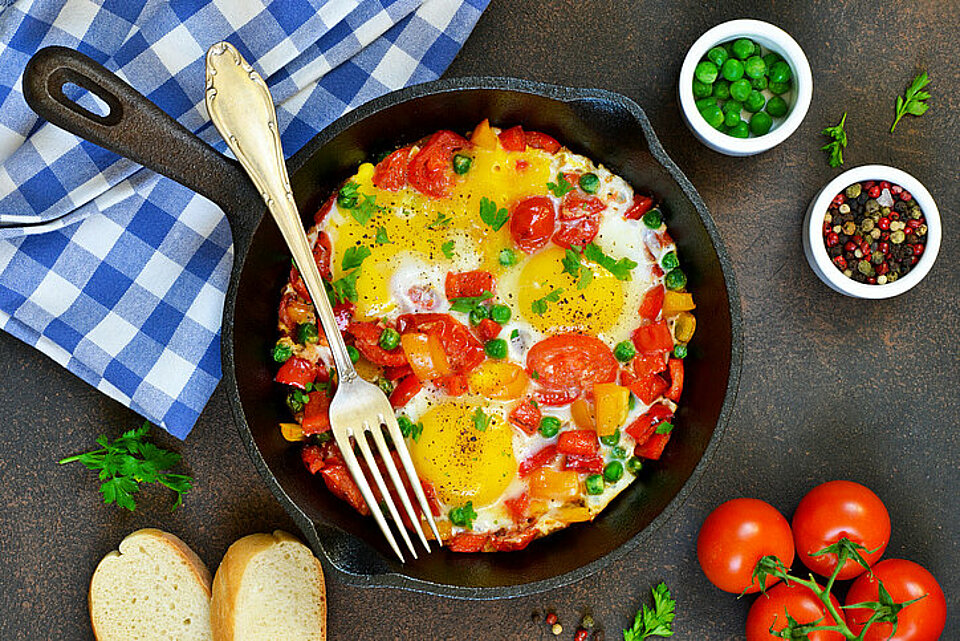 Snelle camping shakshuka Bord met gebakken groenten en gebakken ei