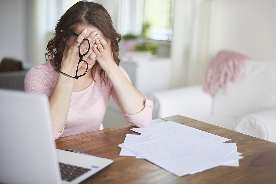 Stress? weg ermee Vrowu achter laptop met stress