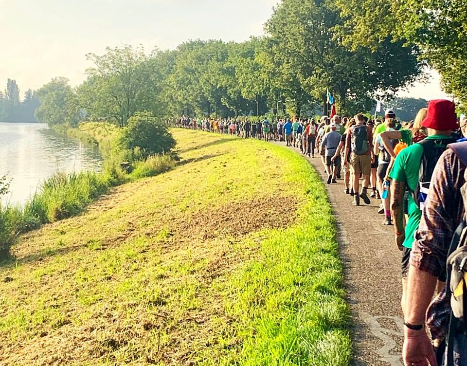 Waarom wandelen gezonder is dan je denkt lange afstand Vierdaagsewandelaars
