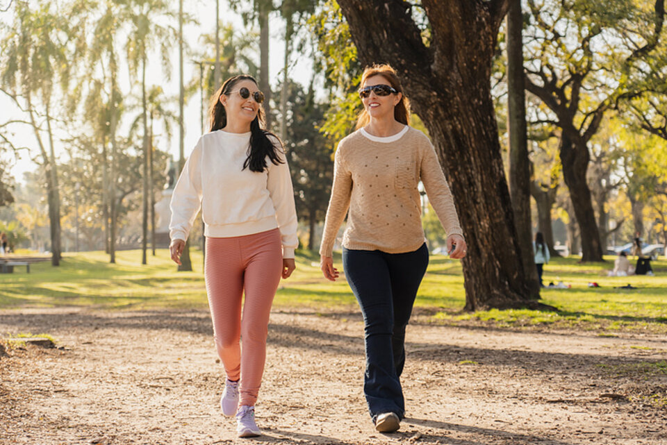 waarom slenteren niet slechter is dan sprinten vrouwen slenteren samen in natuur