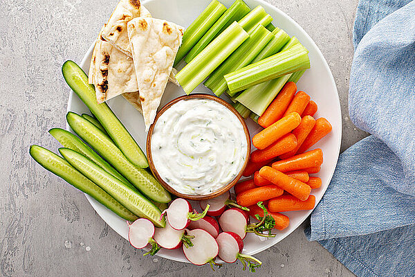 Homemade tzatziki met rauwkost