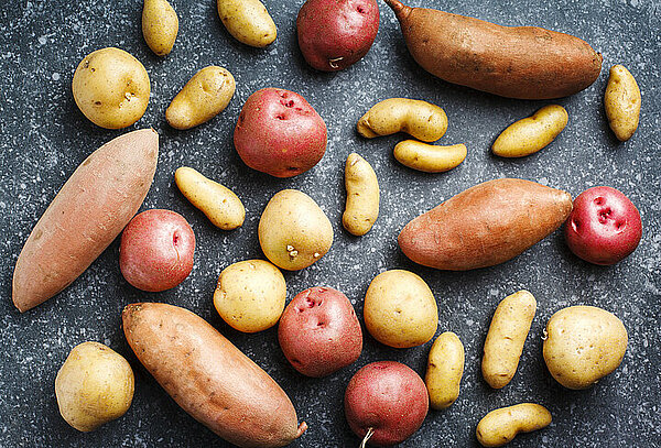 varieteit aan soorten aardappelen, gewone en zoete