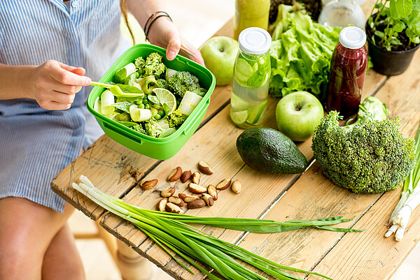 persoon die een salade maakt voor de lunch van veel verschillende groenten